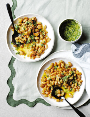 boterbonen in gebruinde boter met citroen en pesto, van Ottolenghi