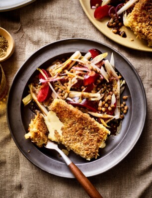gepaneerde kaas met za’atar & frisse witlof-pruimsalade