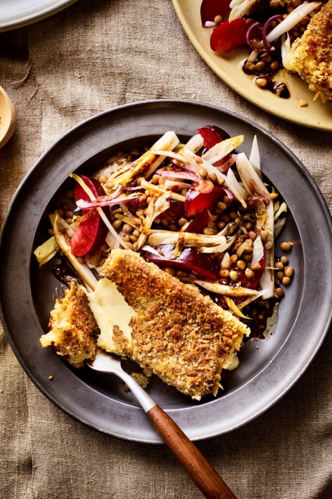 gepaneerde kaas met za’atar & frisse witlof-pruimsalade