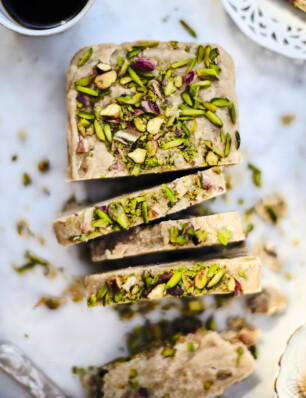 halva met pistache & kardemom van Georgina Hayden