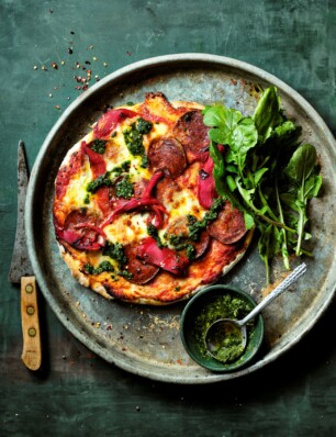 snelle pizza soppressata met mozzarella