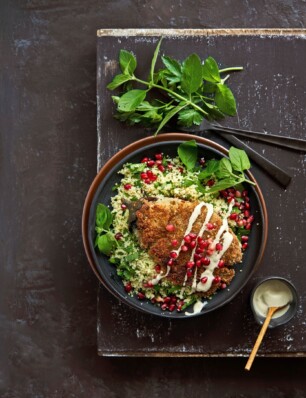 aubergineschnitzel met kruidige couscous en tahin