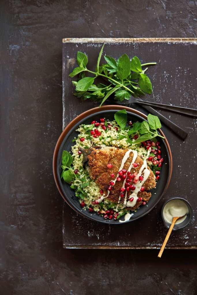 aubergineschnitzel met kruidige couscous en tahin
