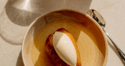 baba au rhum met vanille-ijs