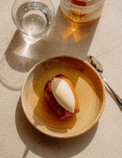 baba au rhum met vanille-ijs