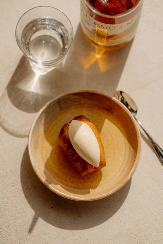 baba au rhum met vanille-ijs