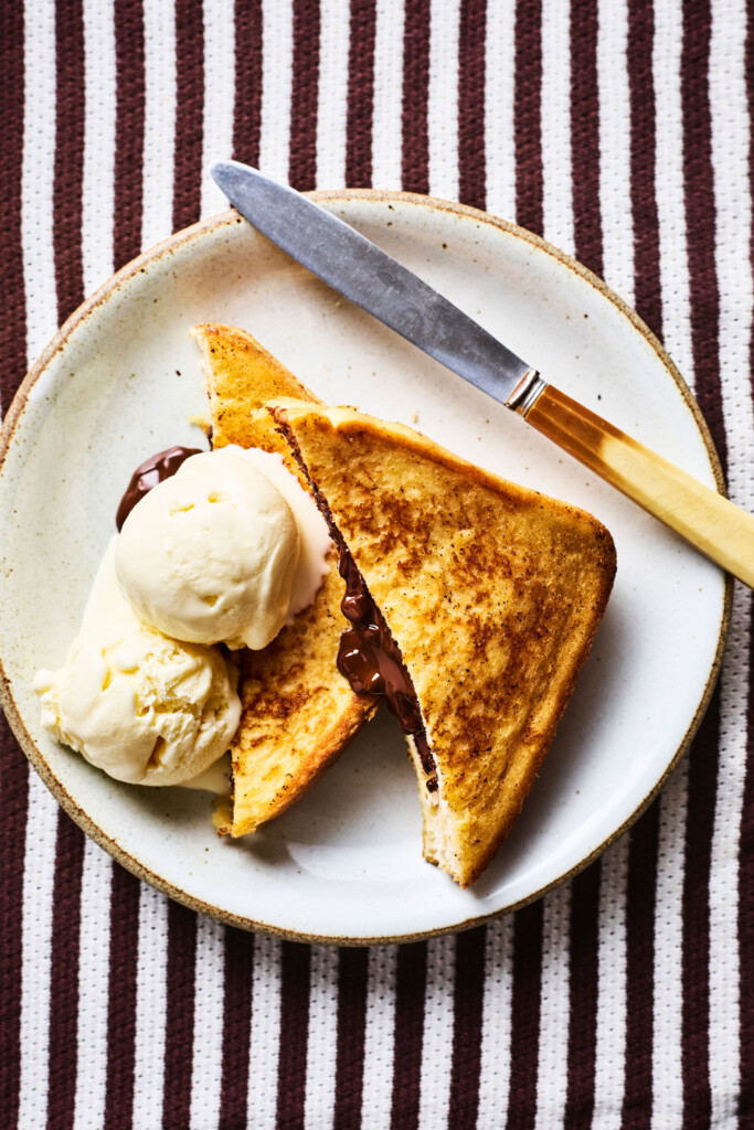 gevulde wentelteefjes met chocola & crème fraîche-ijs