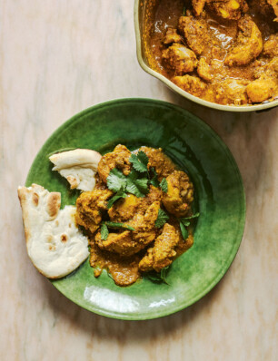 langzaam gegaarde kipcurry met saffraan, kurkuma, chili en munt