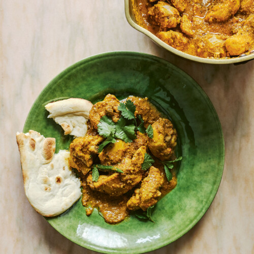Langzaam gegaarde kipcurry met saffraan, kurkuma, chili en munt