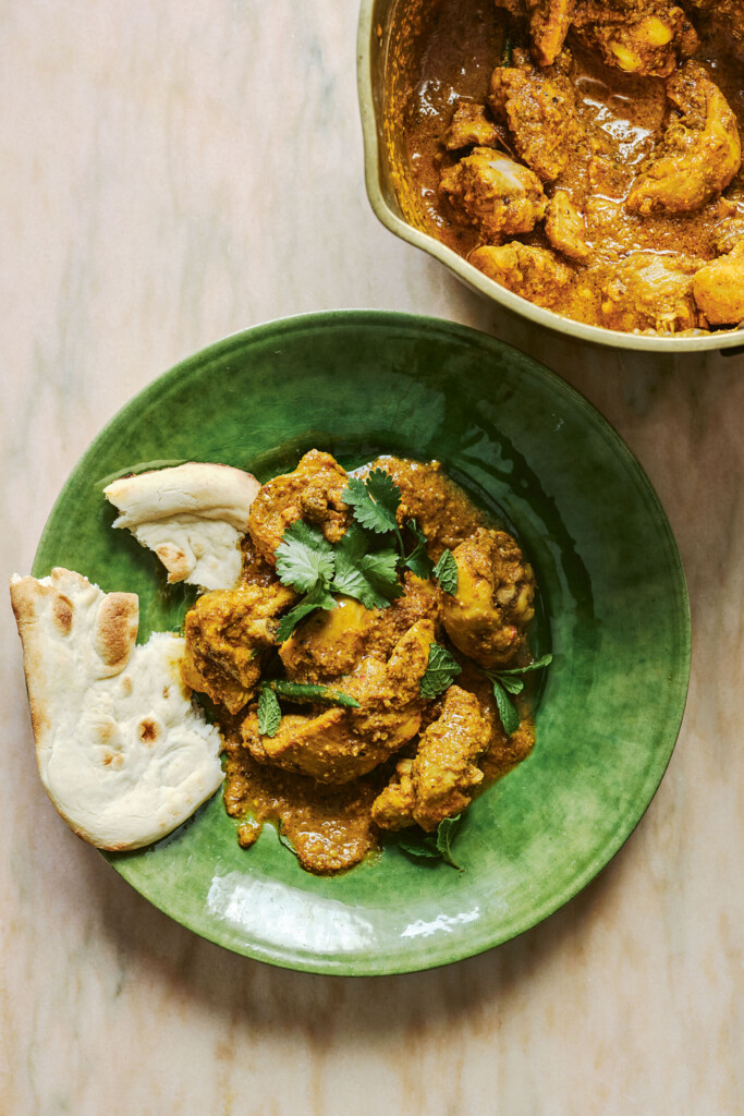 langzaam gegaarde kipcurry met saffraan, kurkuma, chili en munt