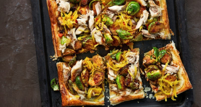 plaattaart met spicy spruitjes, makreel & atjar