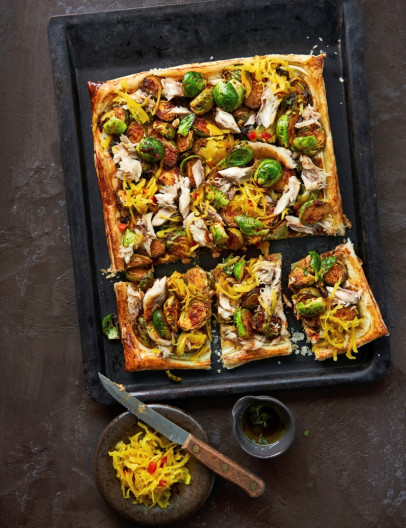 plaattaart met spicy spruitjes, makreel & atjar