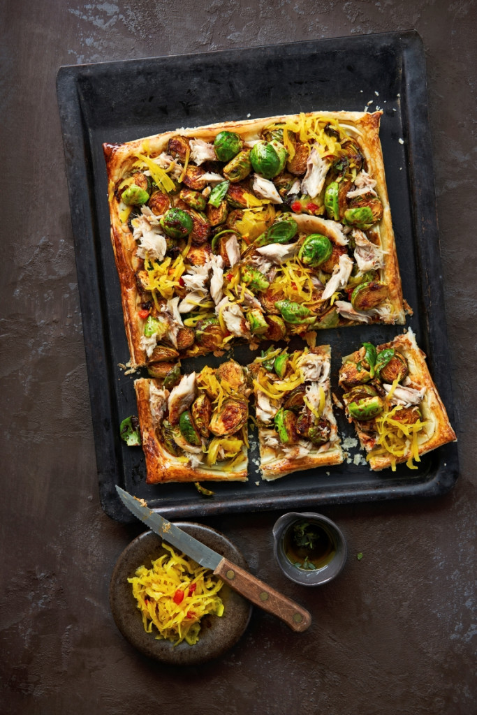 plaattaart met spicy spruitjes, makreel & atjar